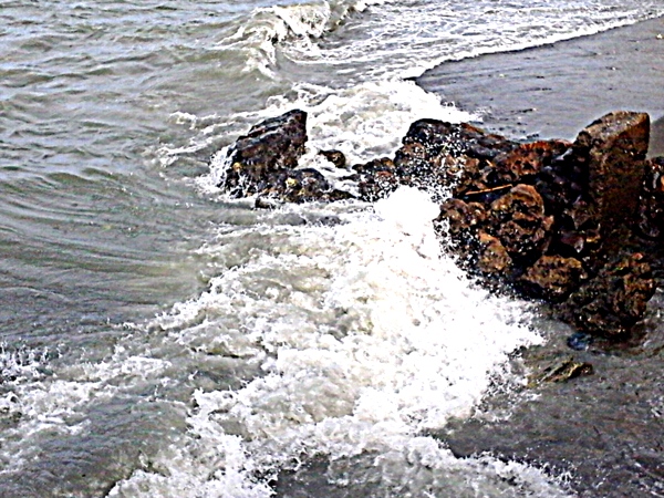 Choppy waves at Ortiz Dock in Iloilo