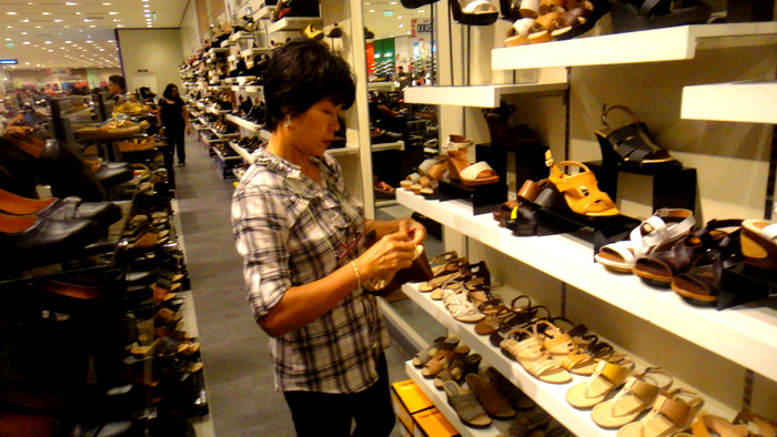 my asawa shopping for shoes at sm city in bacolod