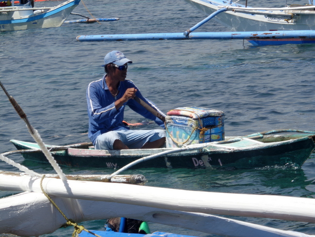 floating ice cream salesman in boracay